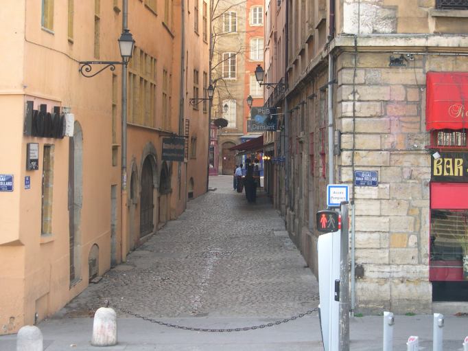  Petite rue donnant sur le quai Romain Rolland